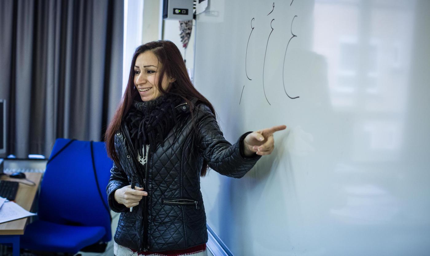 2022_Arabische taallessen_Leerkracht in een klaslokaal_VUB