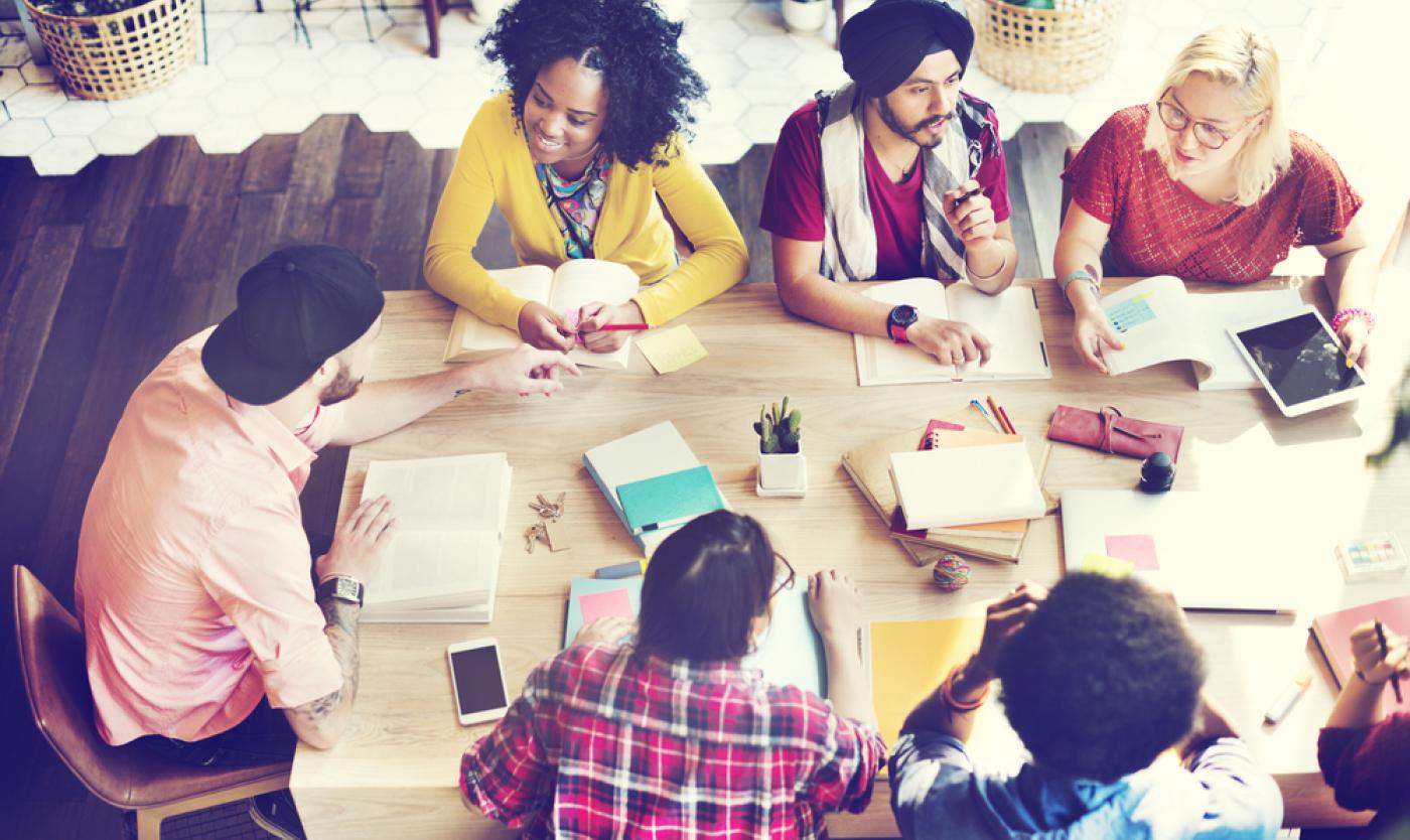 2022_Diverse groep mensen in gesprek_Focusgroep_Samenwerken concept_S_310350731