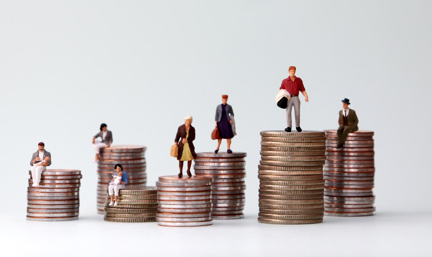 2022_Figuurtjes op stapels van geldmunten_Fonds voor onderzoek rond de waarden van de sociaaleconomische ordening_VUB 2022_Figuurtjes op stapels van geldmunten_Fonds voor onderzoek rond de waarden van de sociaaleconomische ordening_VUB