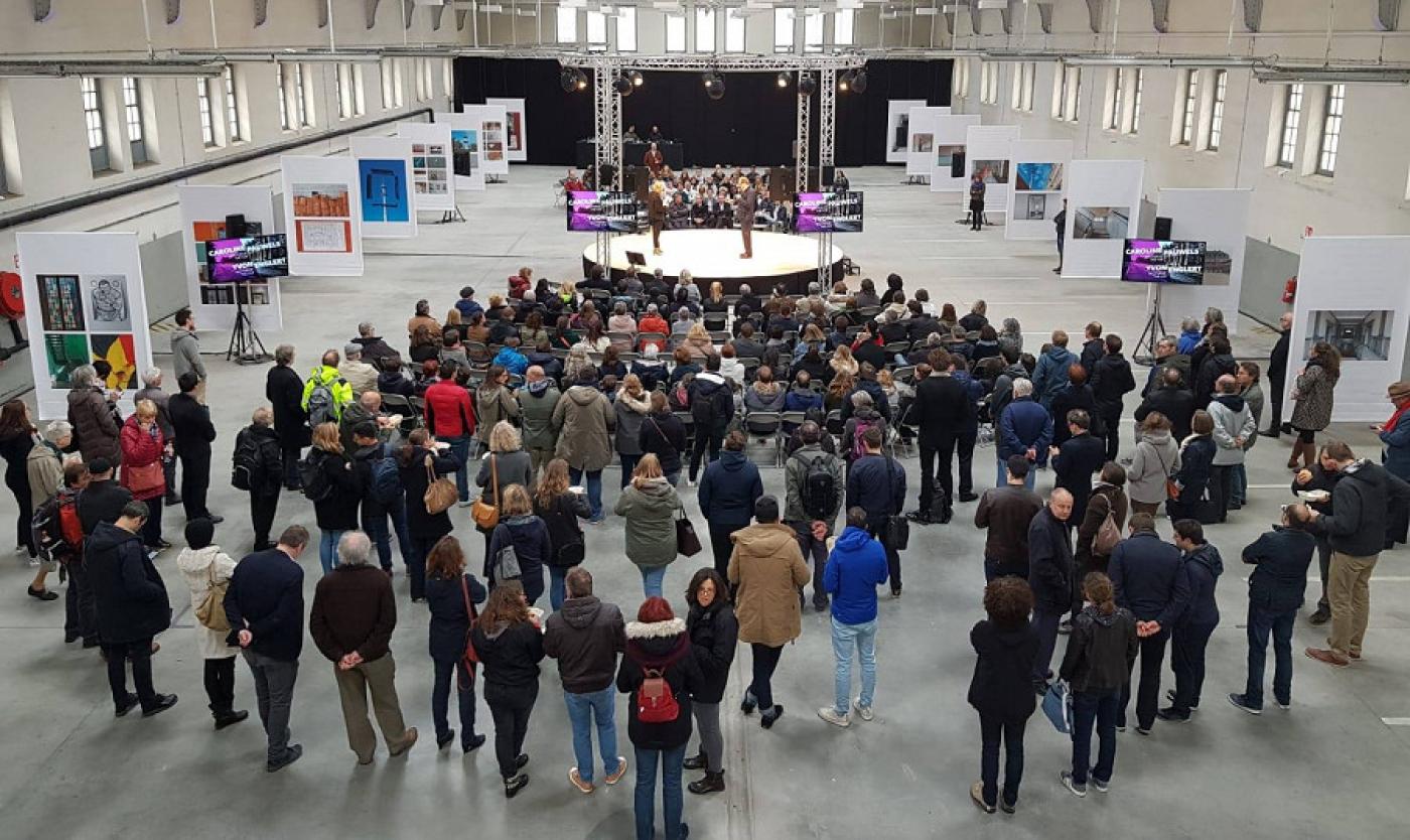 2022_Gebouw_Groep mensen tijdens een tentoonstelling_Barak Lili M_VUB 2022_Gebouw_Groep mensen tijdens een tentoonstelling_Barak Lili M_VUB