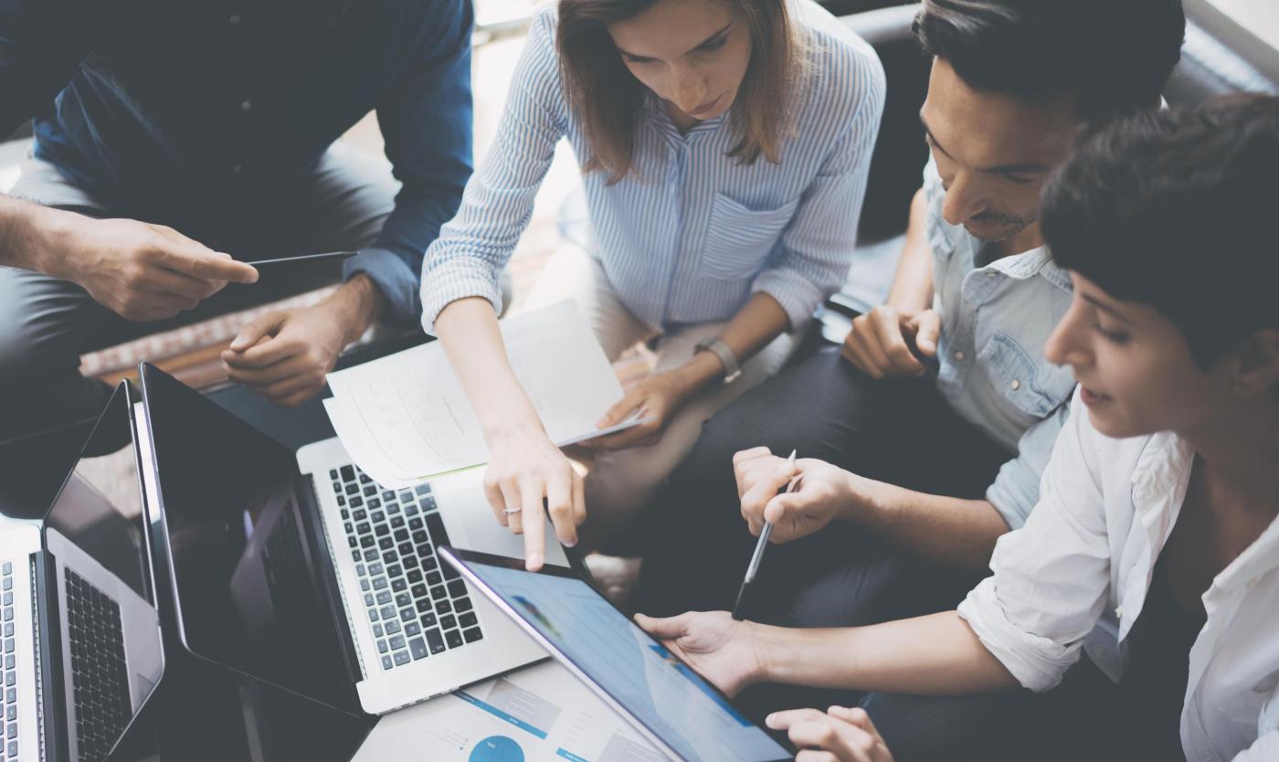 2022_Groep mensen in vergaderig_S_1016861425