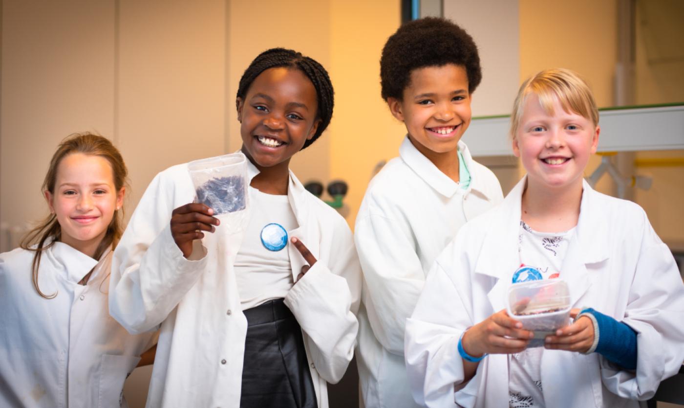 2022_Groepje kinderen met stalen in de hand_Kinderuniversiteit_VUB 2022_Groepje kinderen met stalen in de hand_Kinderuniversiteit_VUB