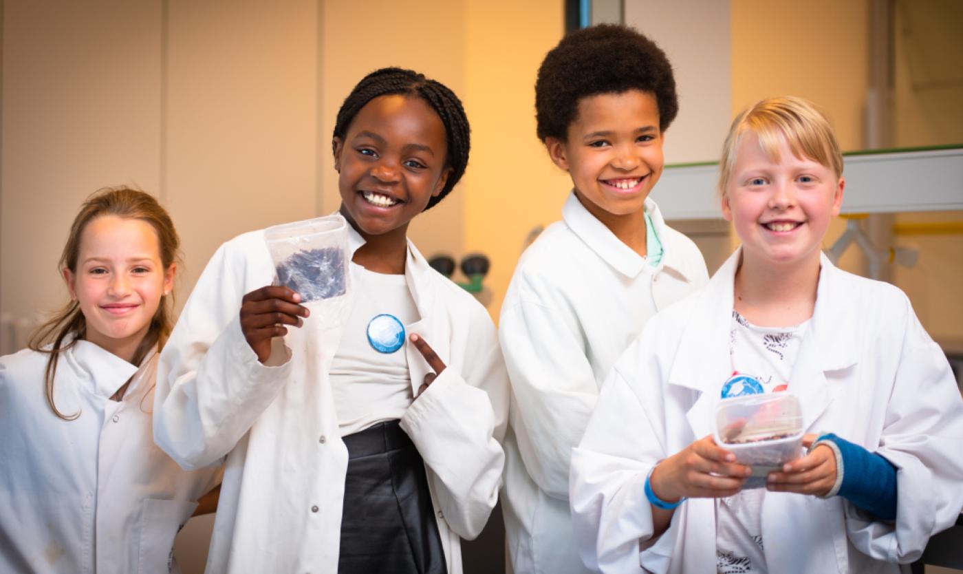 2022_Groepje kinderen met stalen in de hand_Kinderuniversiteit_VUB