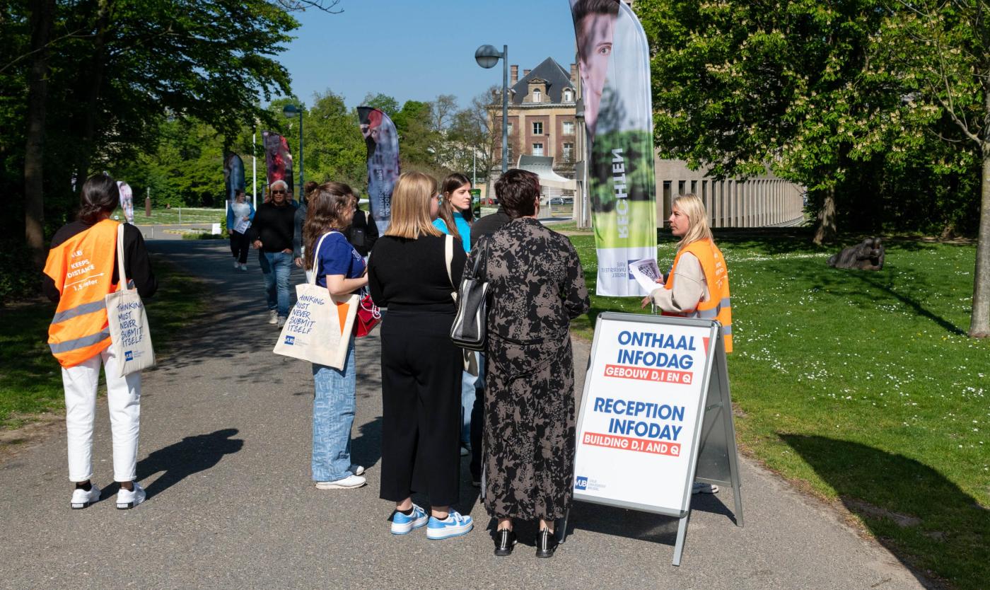 2022_Infodag_24 april_Mensen buiten aan inkom van de campus tijdens de opendeurdag_Etterbeek_VUB