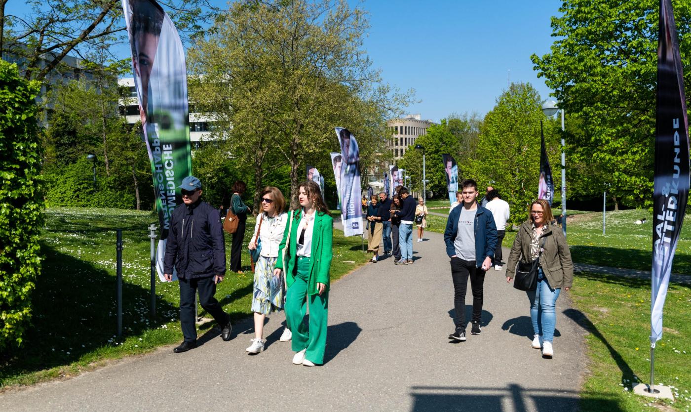 2022_Infodag_24 april_Mensen buiten op de campus tijdens de opendeurdag_Etterbeek_VUB