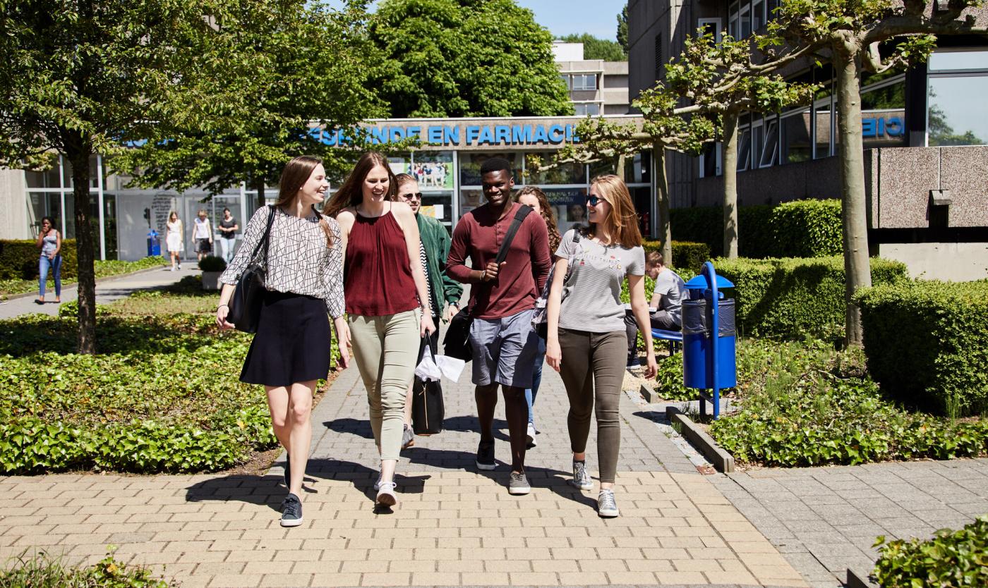 2022_Lachend groep studenten_VUB 2022_Lachend groep studenten_VUB