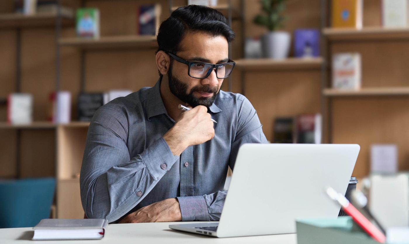 2022_Man met laptop aan zijn bureau_S_1941541432