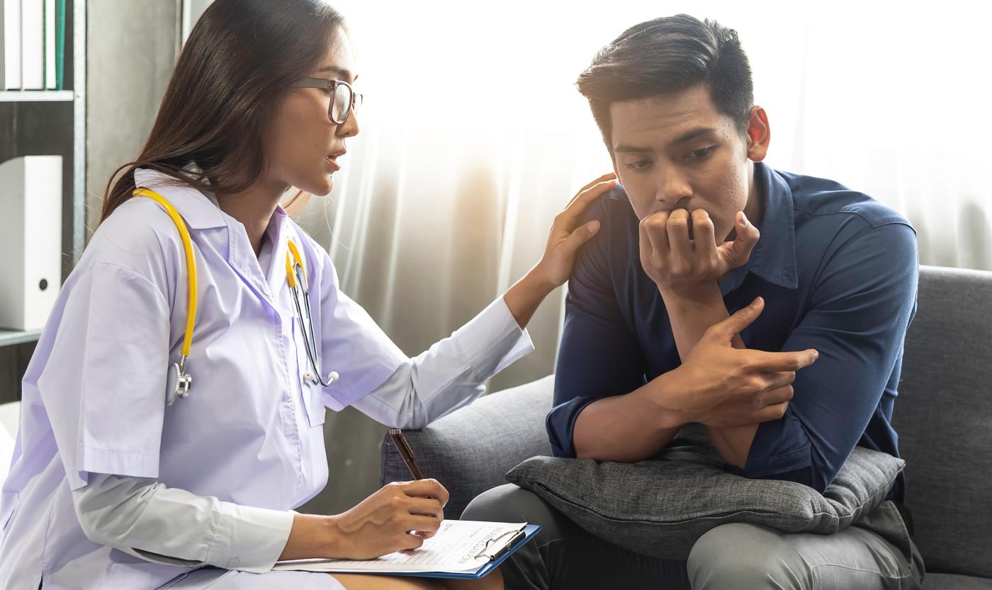 2022_Psychiater raadplegen en luisteren probleem mannelijke patiënt_S_1257253951