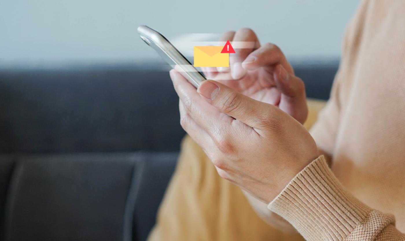 2022_SMS Alert_Hand met GSM en bericht_S_1901659966 2022_SMS Alert_Hand met GSM en bericht_S_1901659966
