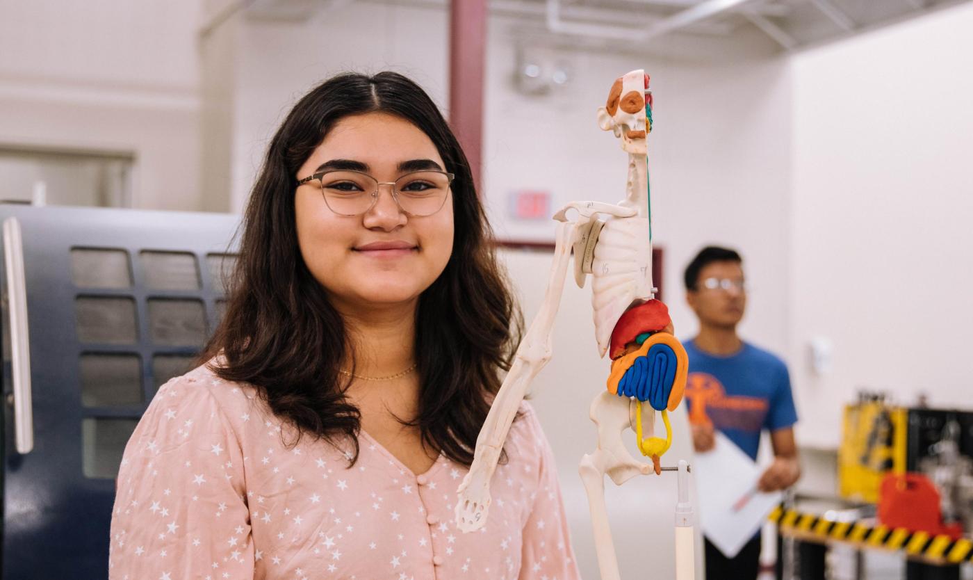 2022_Studente naast geraamte_Fonds voor natuurwetenschappen in de samenleving_VUB 2022_Studente naast geraamte_Fonds voor natuurwetenschappen in de samenleving_VUB