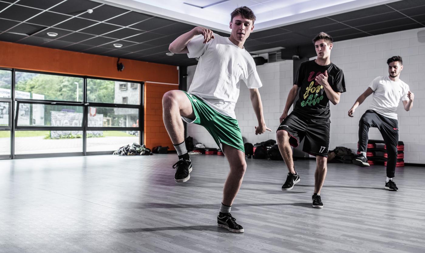 2022_Studenten in de danszaal_Indoor sportzaal met houten vloer_Etterbeek_VUB