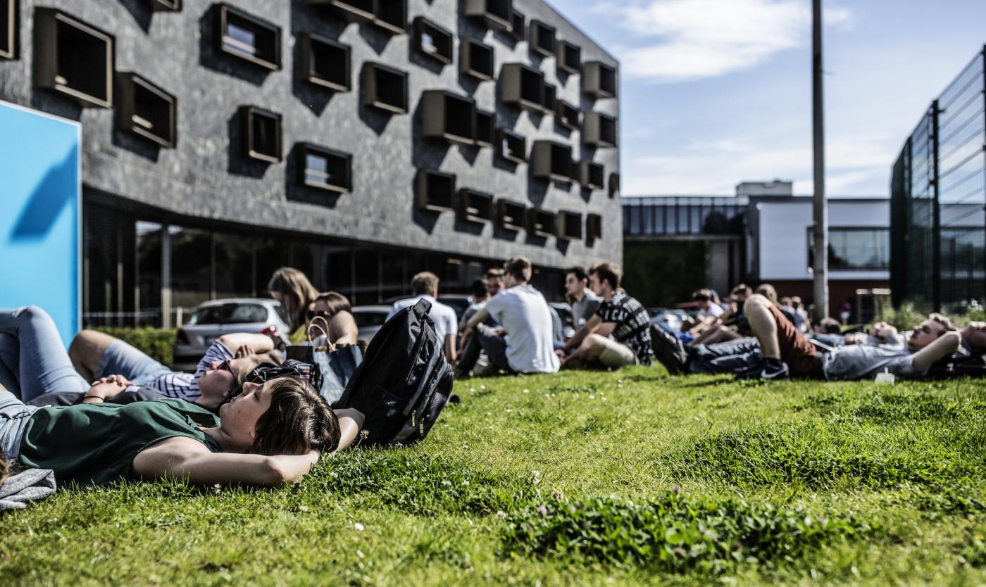 2022_Studenten zitten bij U-Residence_VUB