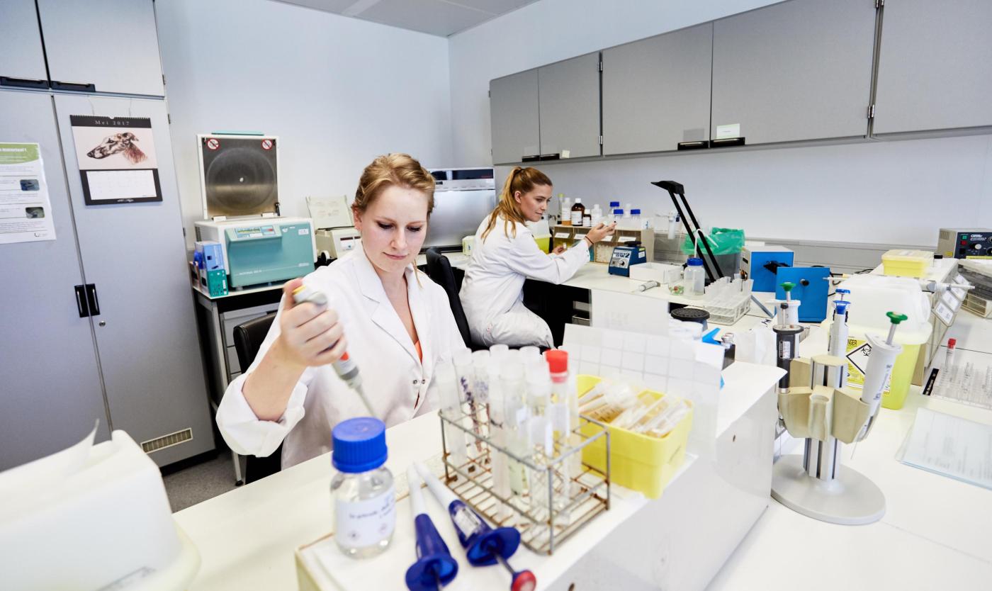2022_Twee damens in een labo_Wetenschappelijk Steunfonds_VUB 2022_Twee damens in een labo_Wetenschappelijk Steunfonds_VUB