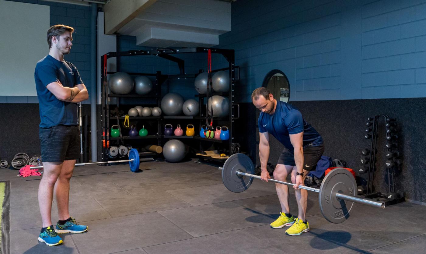 2022_Twee mannen aan het trainen_LK_Lichamelijke opvoeding_Etterbeek_VUB