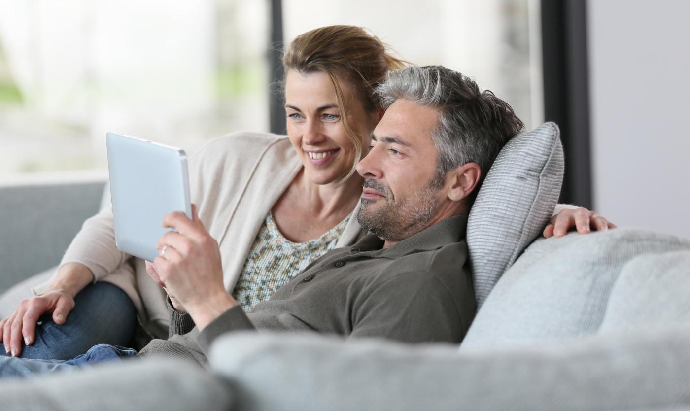 2022_Volwassen man en vrouw op tablet_Ouders_S_267570416 2022_Volwassen man en vrouw op tablet_Ouders_S_267570416