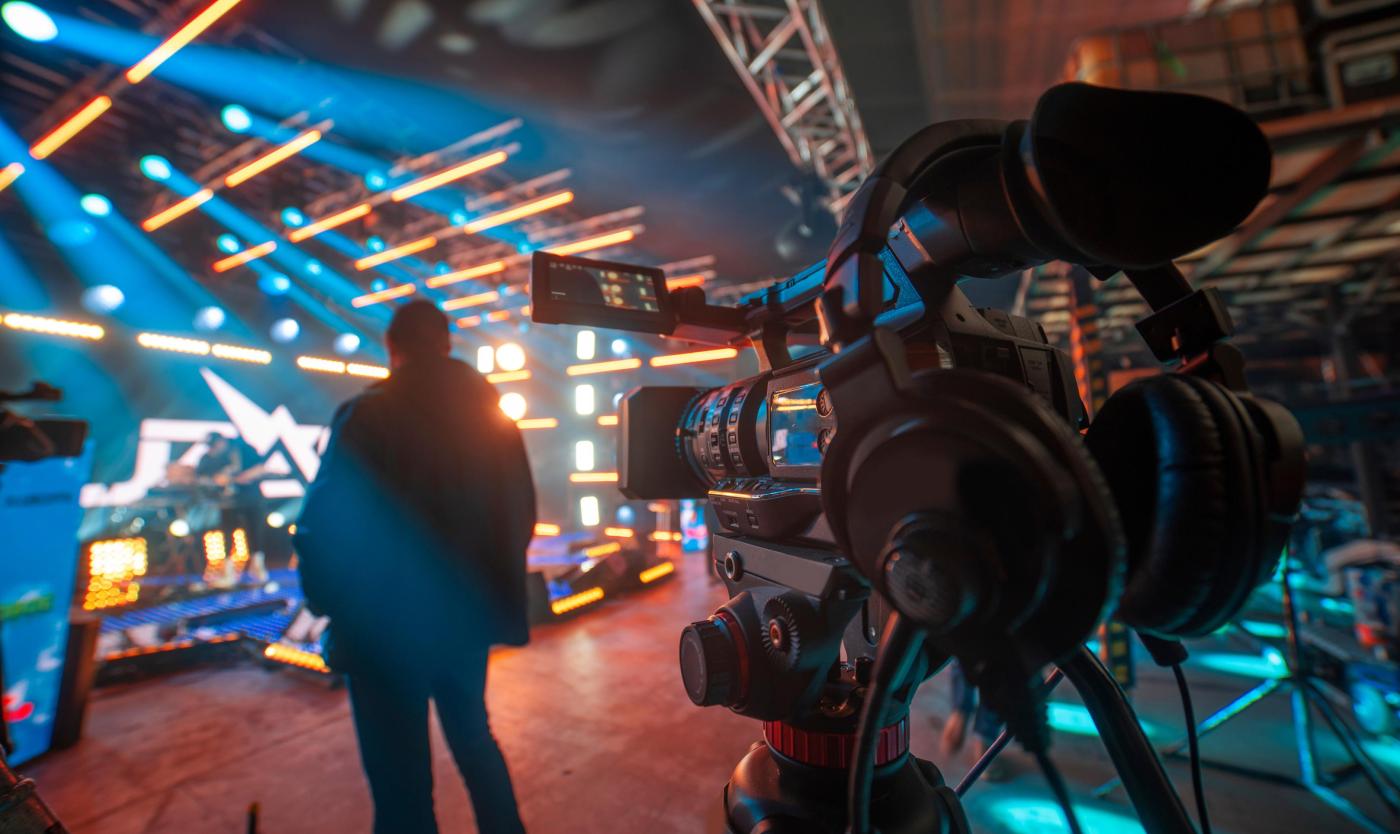 2022_Voorbereiding voor het opnemen van een concert op televisie_Filmstudio_S_1708636954 2022_Voorbereiding voor het opnemen van een concert op televisie_Filmstudio_S_1708636954