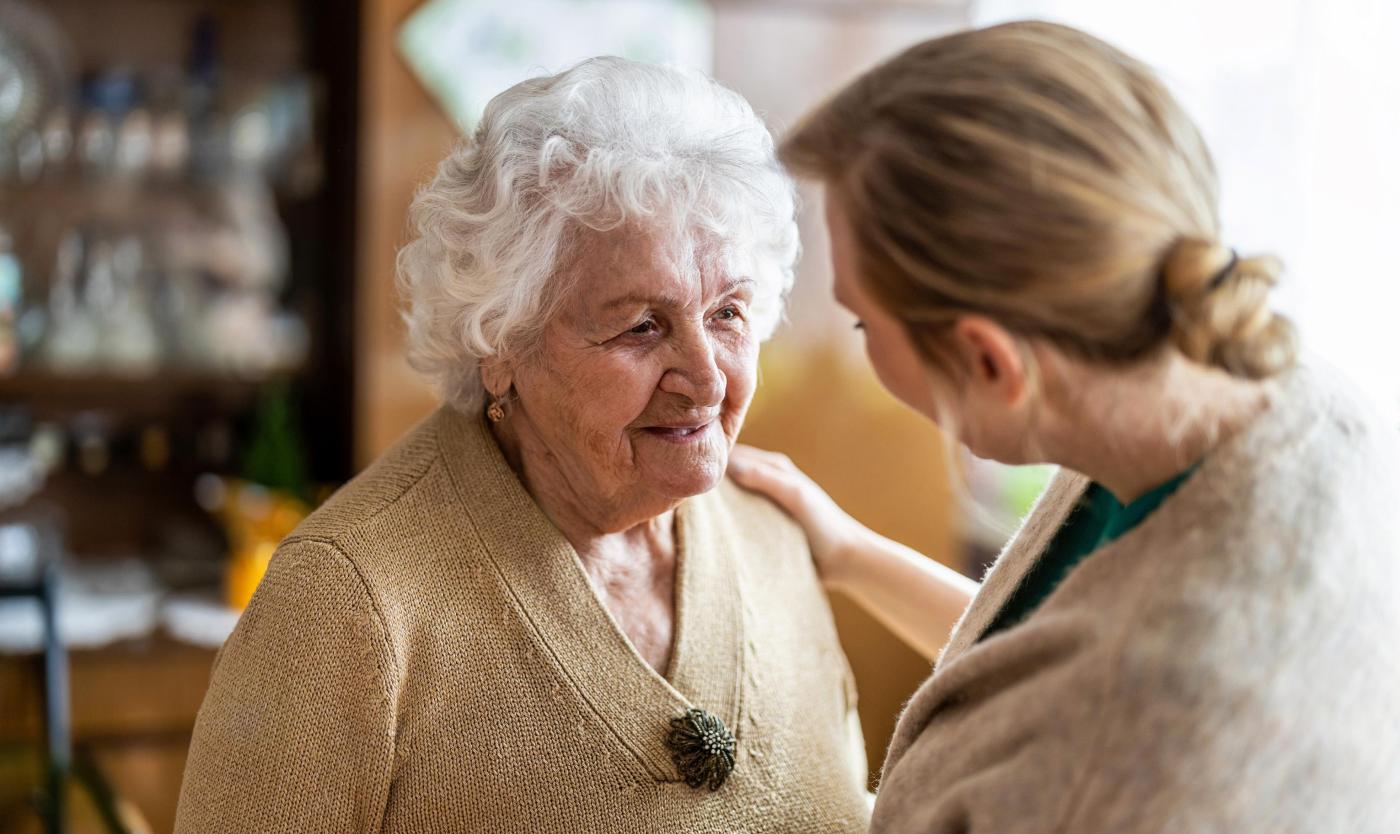 2022_Vrouw praat met oudere vrouw_Gerontologie_S_1937848606
