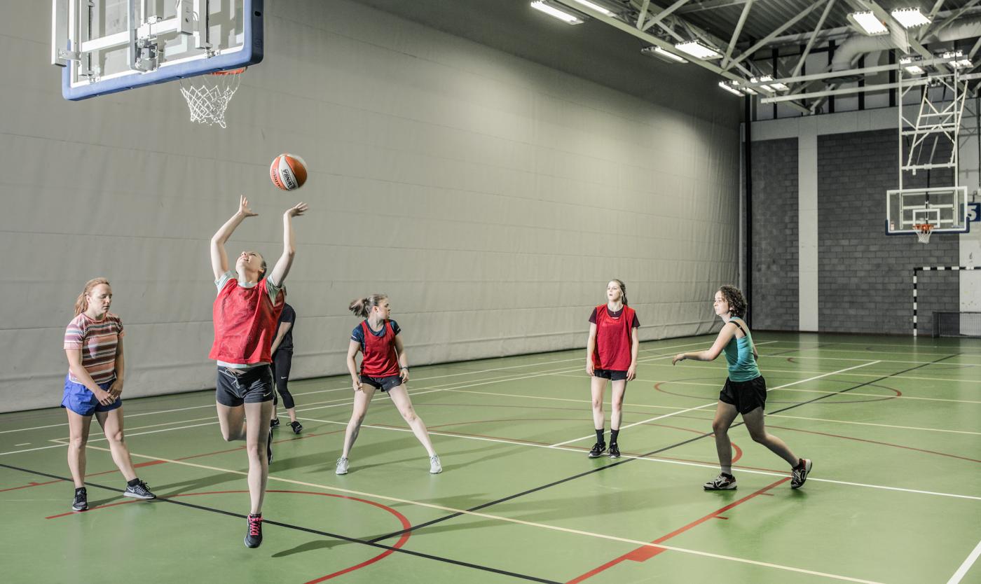 2022_Vrouwelijke studenten aan het basketten_Indoor sportzaal met synthetische vloer_Etterbeek_VUB