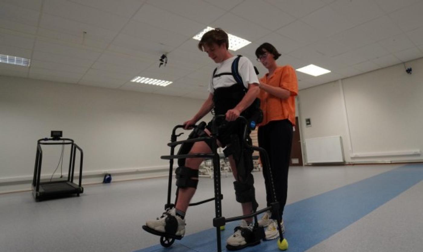 Rehabilitatie oefening met exoskeleton Rehabilitatie oefening met exoskeleton