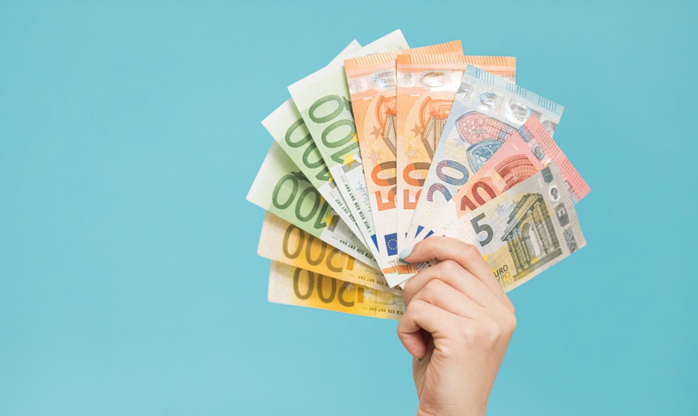 2022_Hand met geld_Eurobiljetten_S_1431264284 2022_Hand met geld_Eurobiljetten_S_1431264284