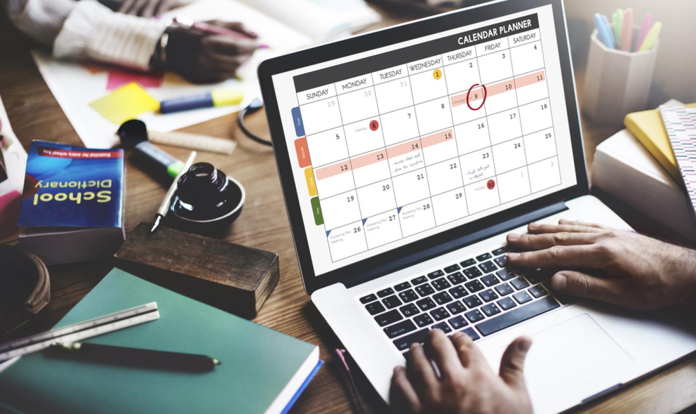2022_Laptop met planning op een agenda_Kalender_Planner_Deadline_S_470706872 2022_Laptop met planning op een agenda_Kalender_Planner_Deadline_S_470706872