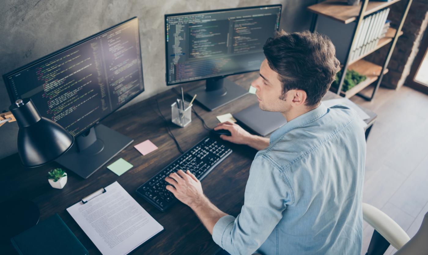 2022_Man aan computers_Data_Algoritme_IT_S_1836307909 2022_Man aan computers_Data_Algoritme_IT_S_1836307909