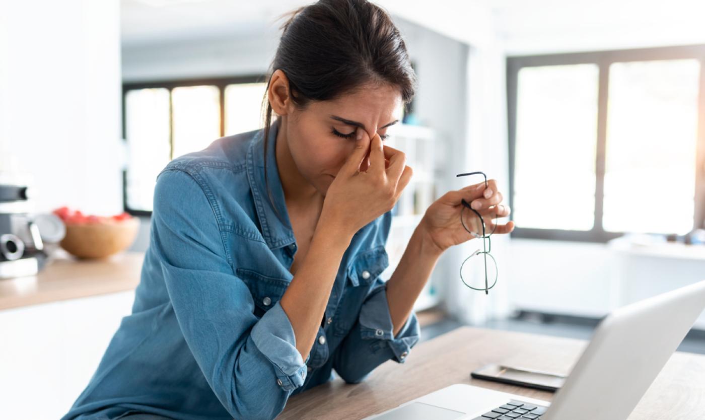 2022_Studente met stress achter haar laptop_S_1755970937