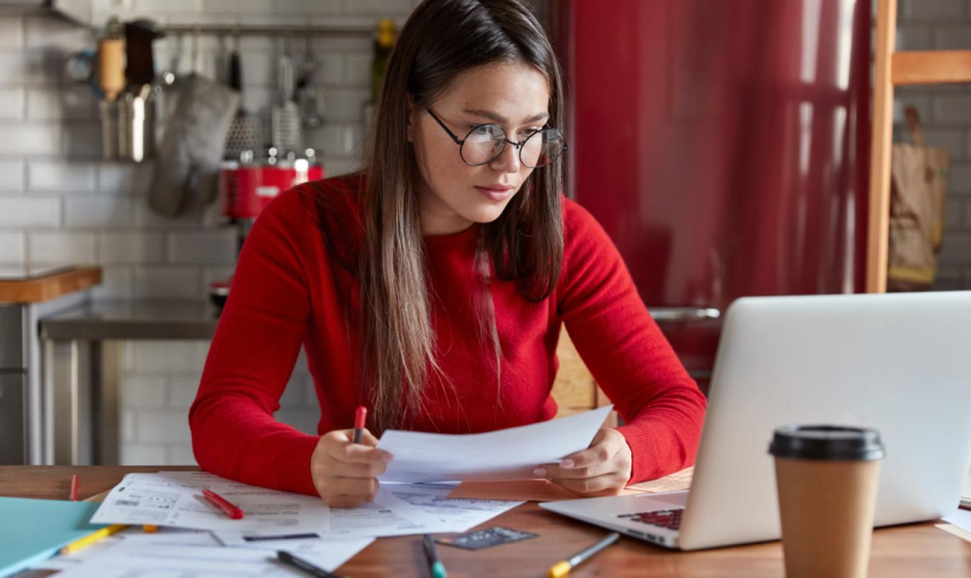 2022_Studente_Vrouw met Laptop_S_1191352171
