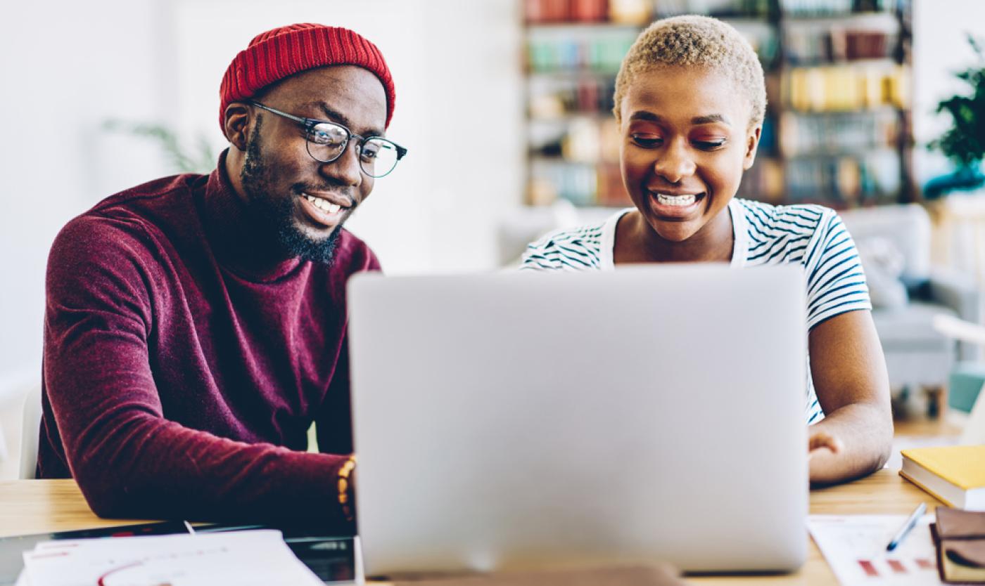 2022_Studenten_Man en vrouw achter laptop_S_1175555953