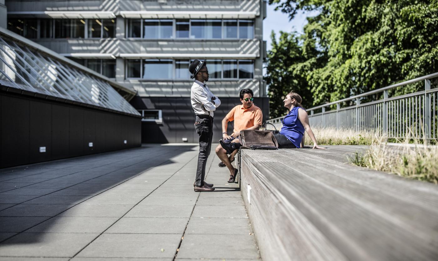 Studenten aan gebouw B en C