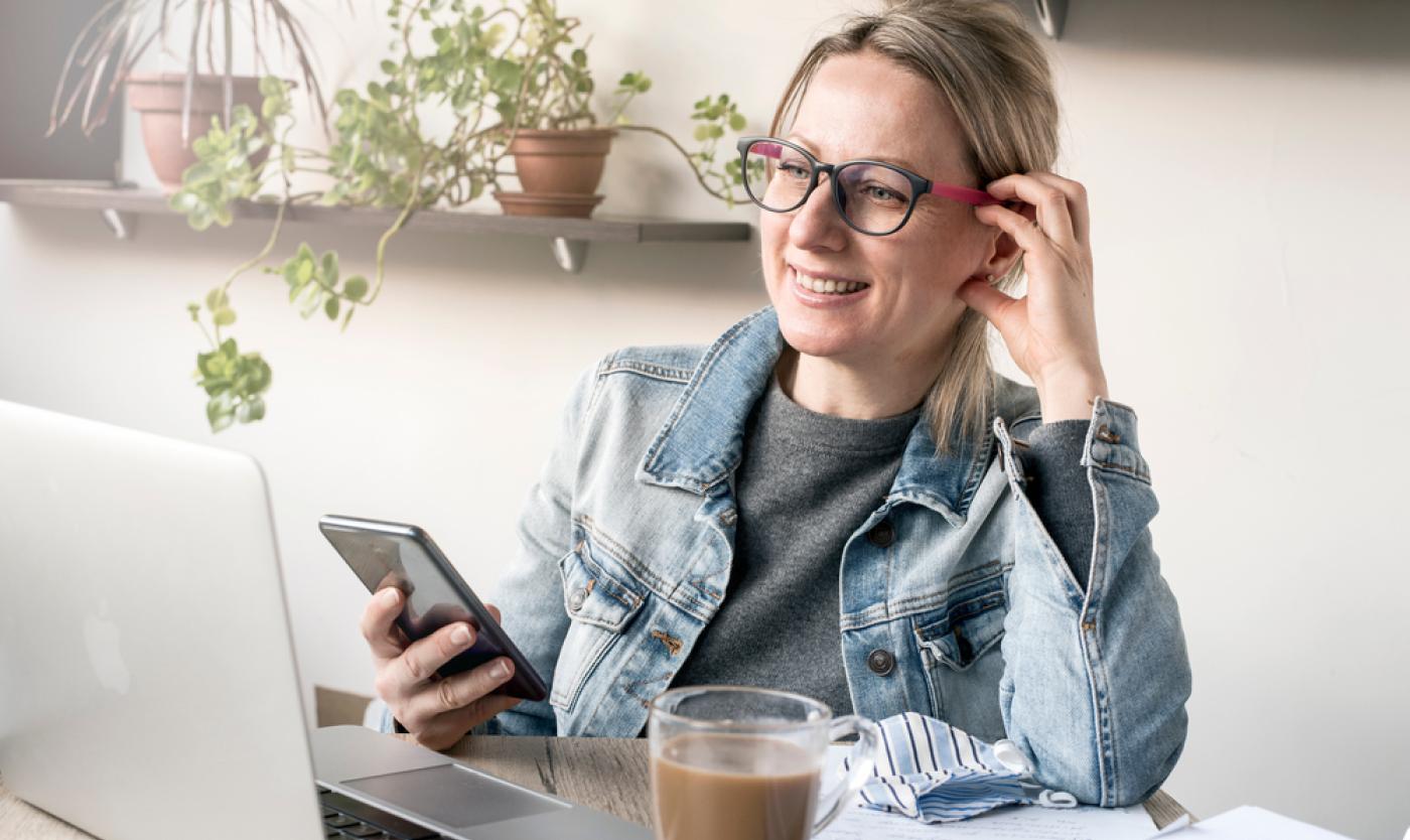 2022_Vrouw met een laptop_Studente_S_1891464067