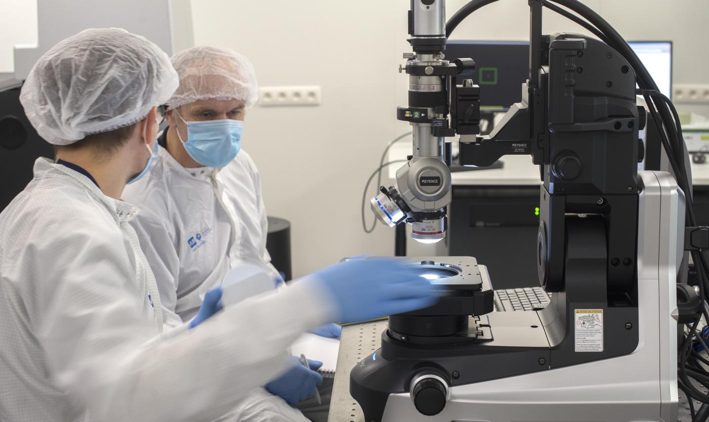 Two reseachers discussing in the photonics lab of VUB B-PHOT