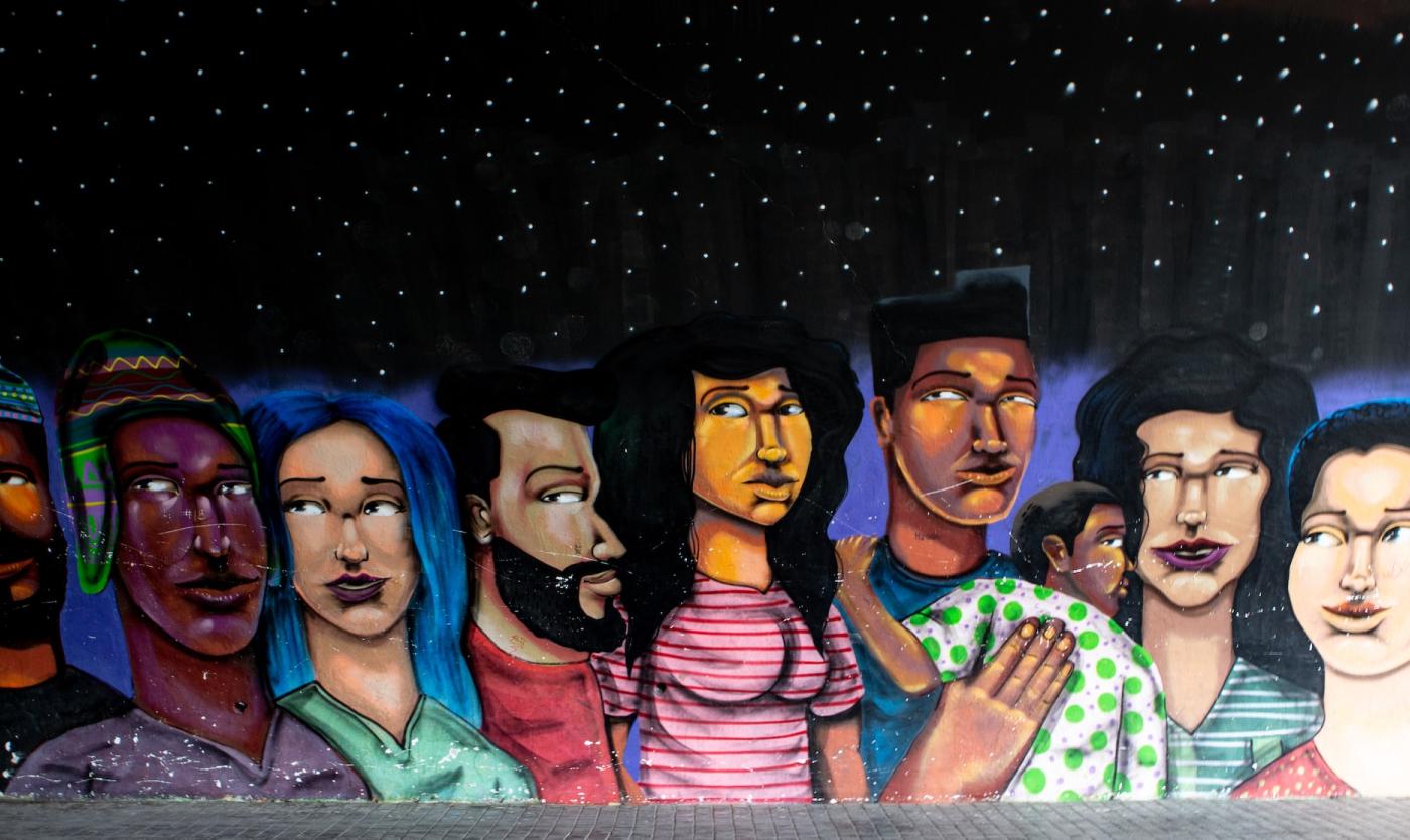 Een inclusieve muurschildering met portretten van mensen