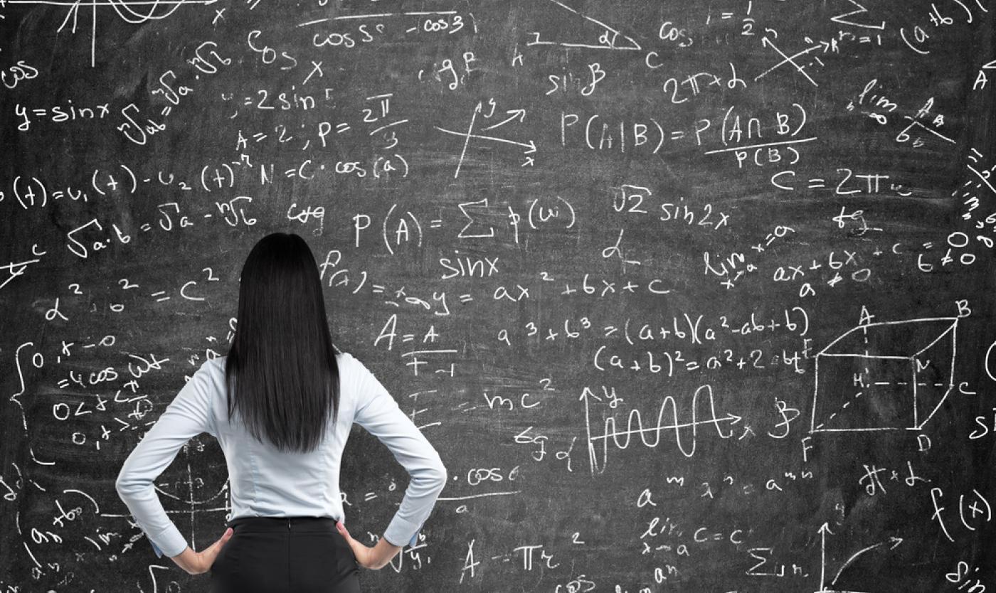 Studente voor krijtbord Studente voor krijtbord met wiskundige formules