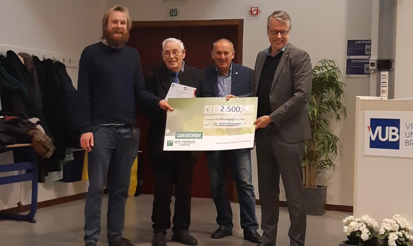 Prijsuitreiking van het Wetenschappelijk Steunfonds Dr. Koen Mommen ontvangt een prijs van het Wetenschappelijk Steunfonds