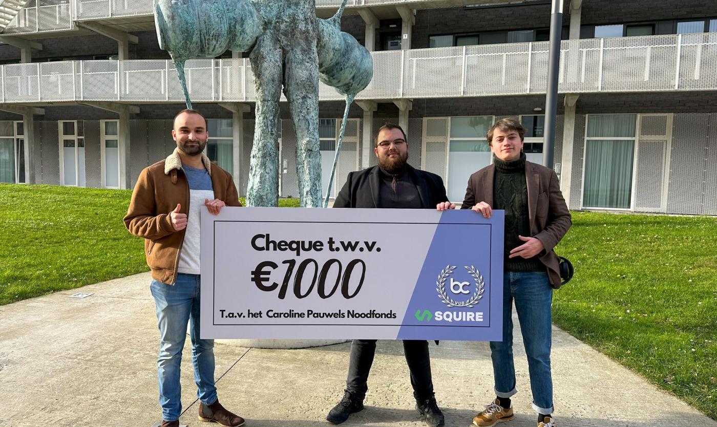 Business Club VUB en Squire BV met cheque voor Noodfonds Caroline Pauwels