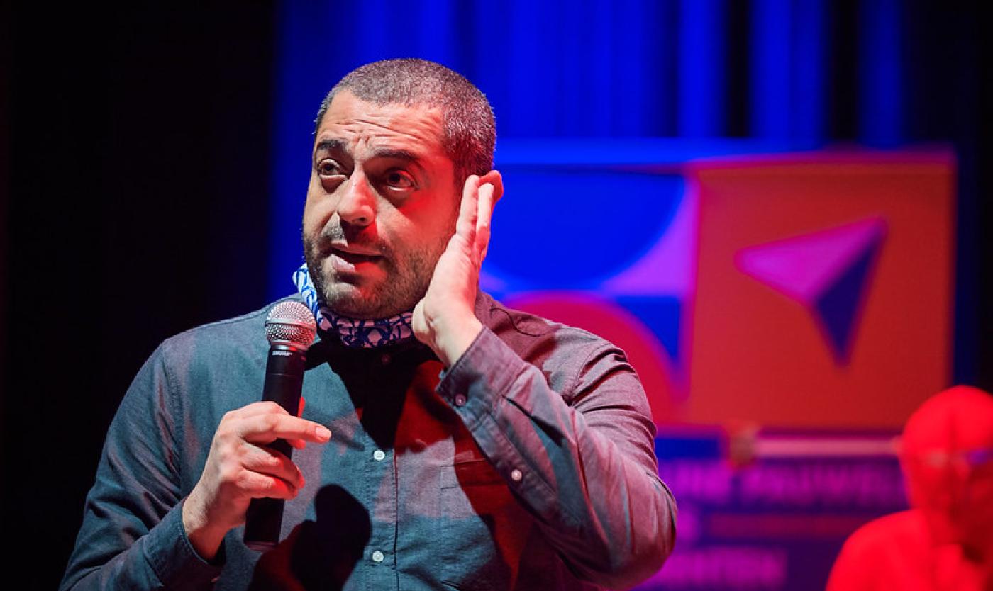 Comedian en VUB-Fellow Erhan Demirci