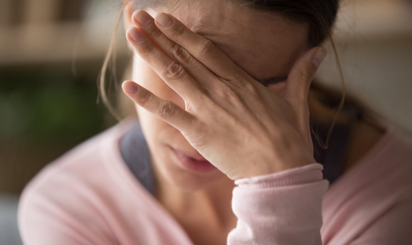Vermoeide wanhopige vrouw