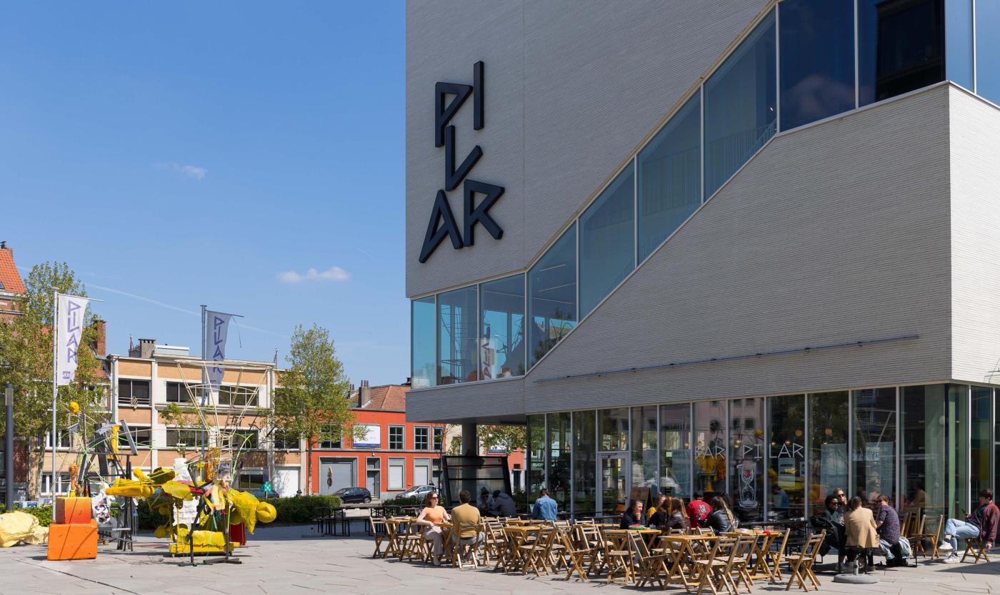 2022_Mensen op het Pillar Bar terras_VUB_Pilar_Etterbeek