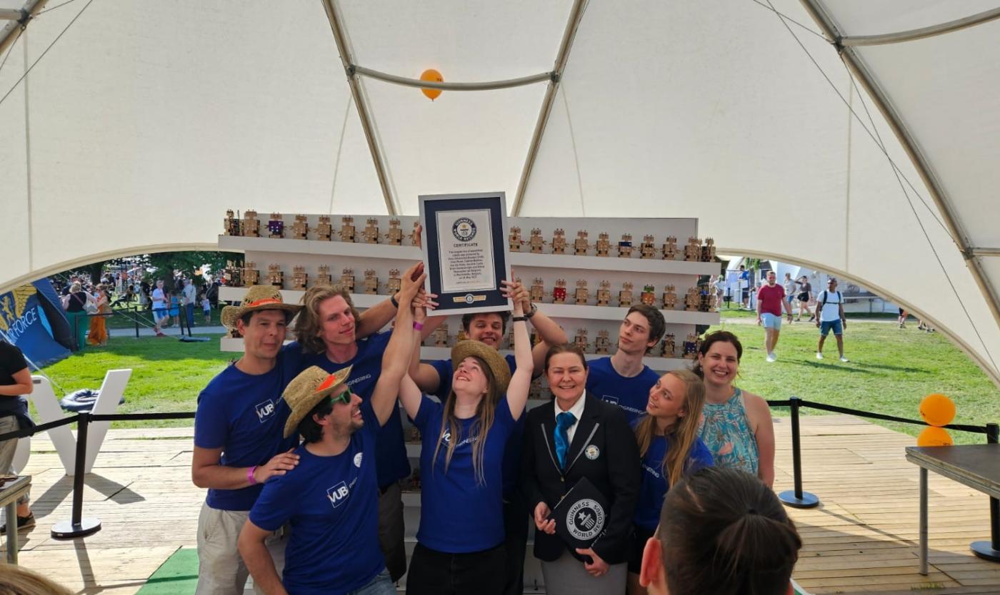 Winnaars vieren wereldrecord robotketen