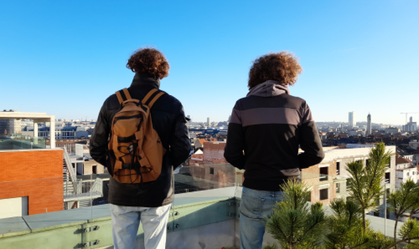 Studenten op het dakterras van de school GO4cITy, de uitvalsbasis voor de stadswandeling van Urban Education