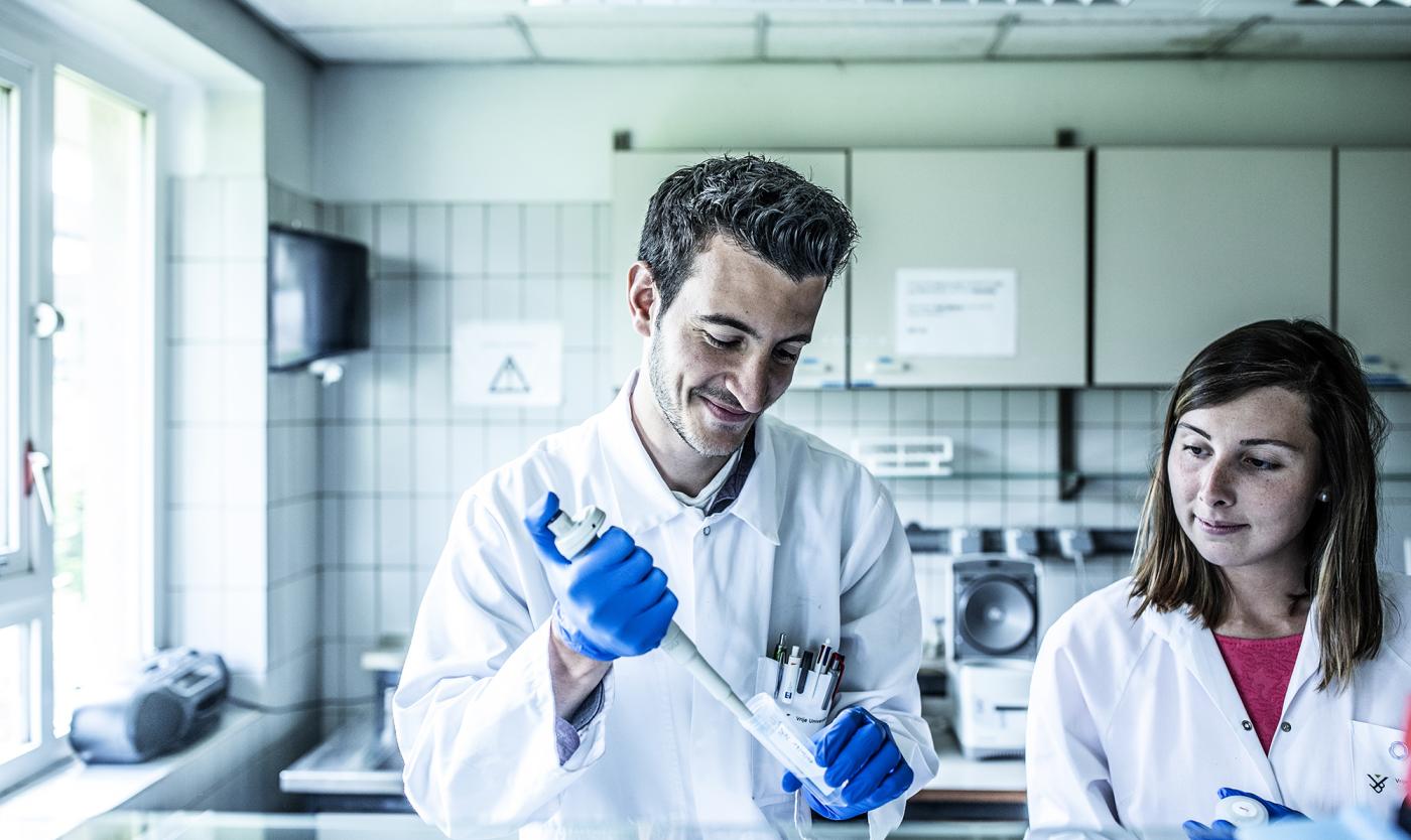 Onderzoekers in een laboratorium met handschoenen aan Onderzoekers
