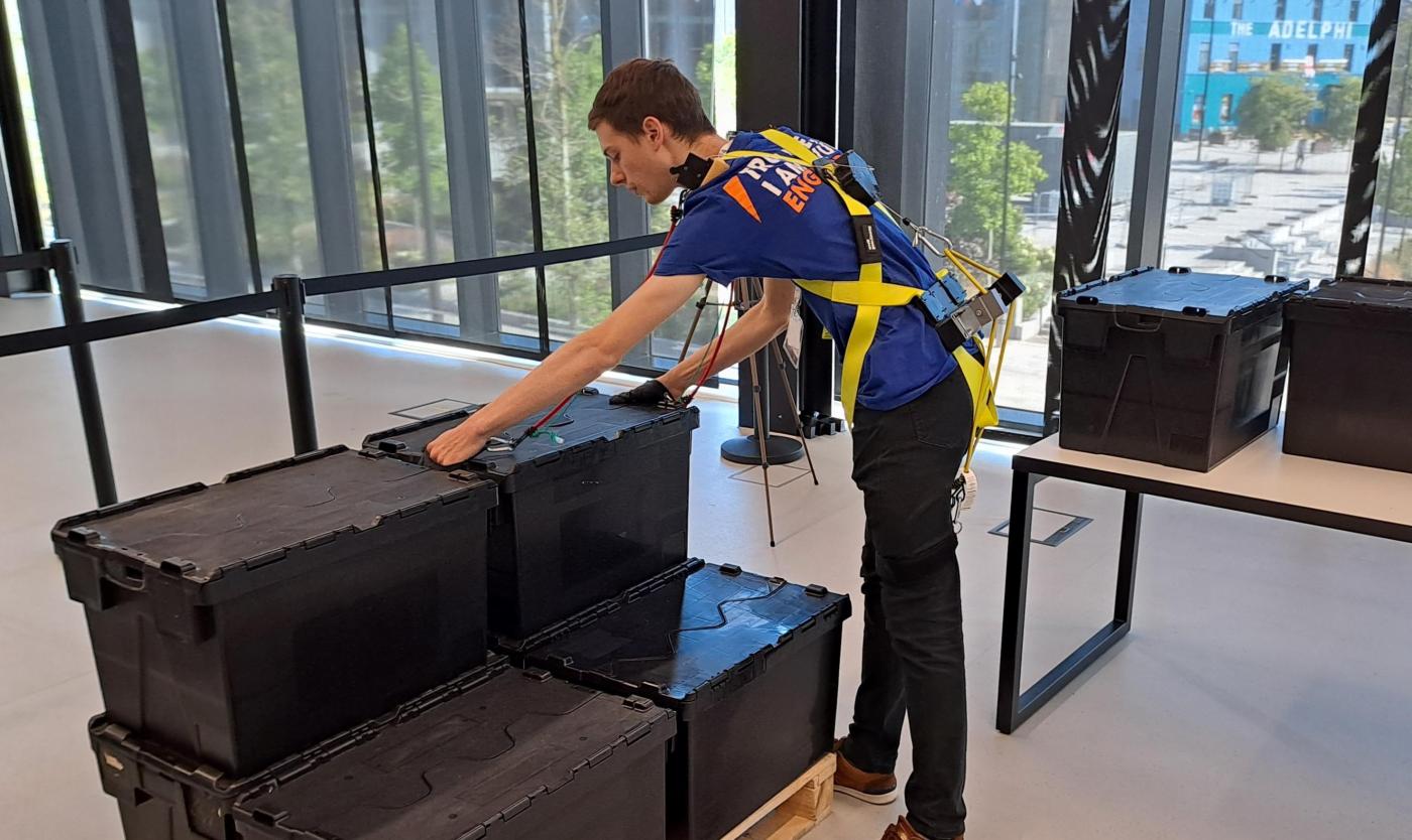 Student neemt deel aan Exo Games: dozen tillen Student neemt deel aan Exo Games: dozen tillen