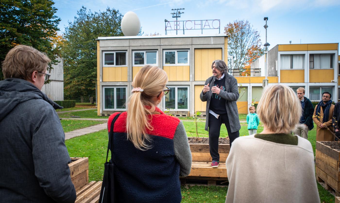 Kunstenaar Koen Vanmechelen creëerde met Ab Chao – Lamousin een permanent, levend kunstwerk op de VUB campus