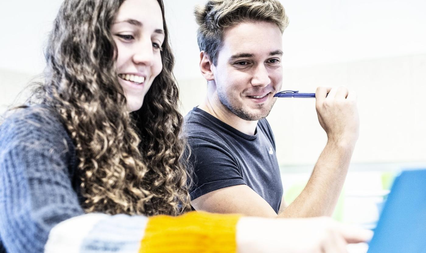 Studenten werken samen op laptop