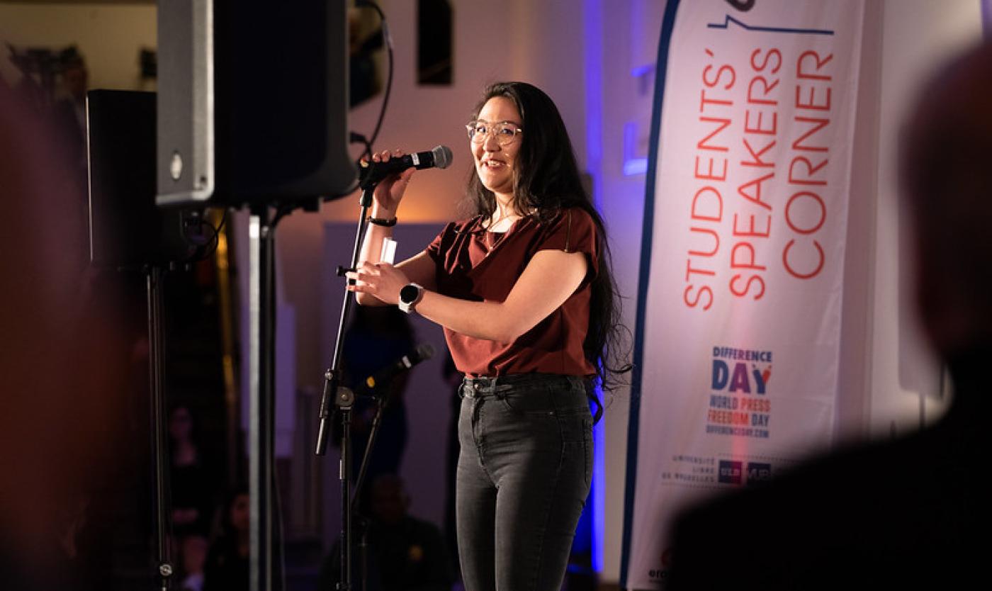 Student houdt pleidoor in Bozar tijdens de Student Speakers Corner