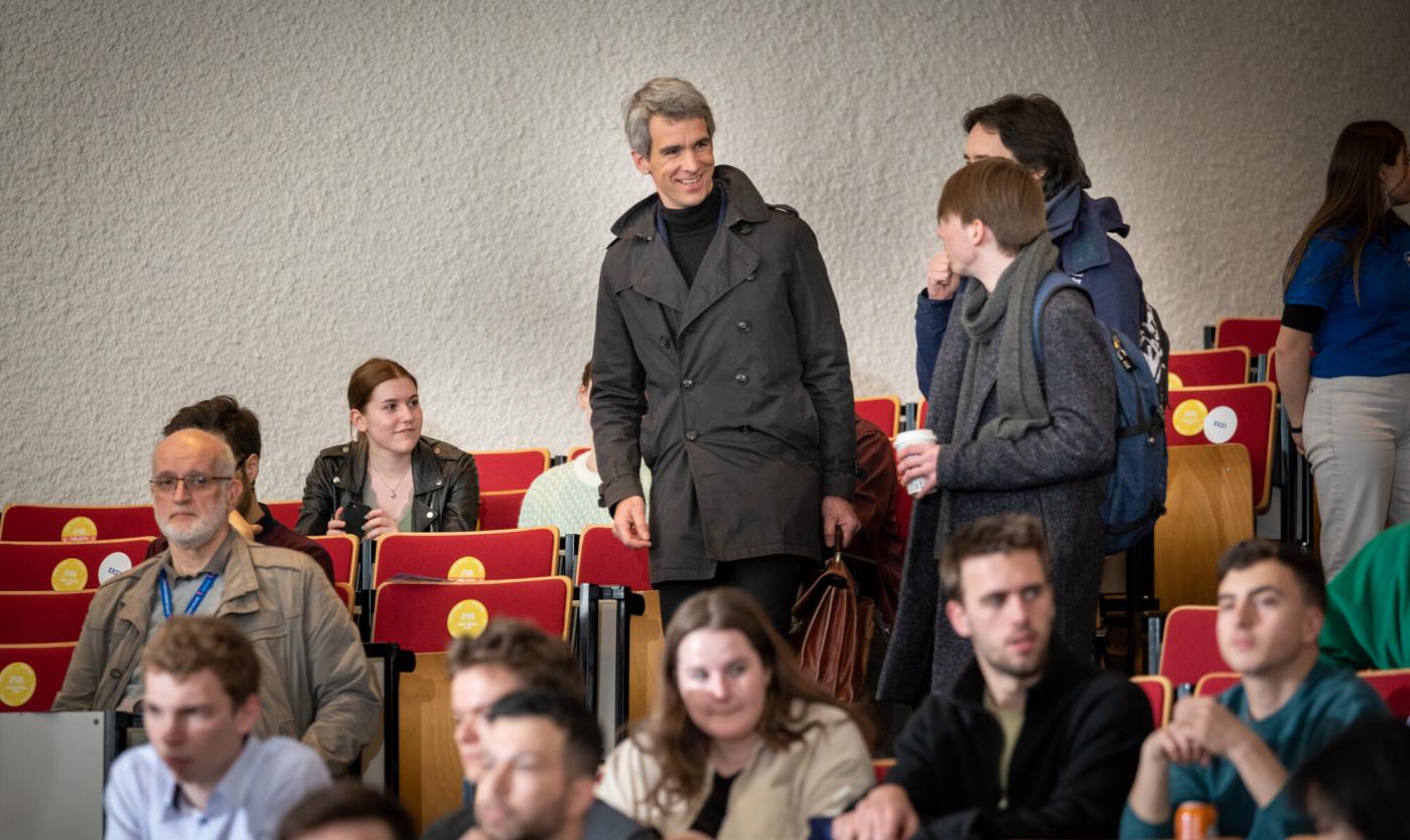 Jonathan Holslag begroet studenten in aula Q