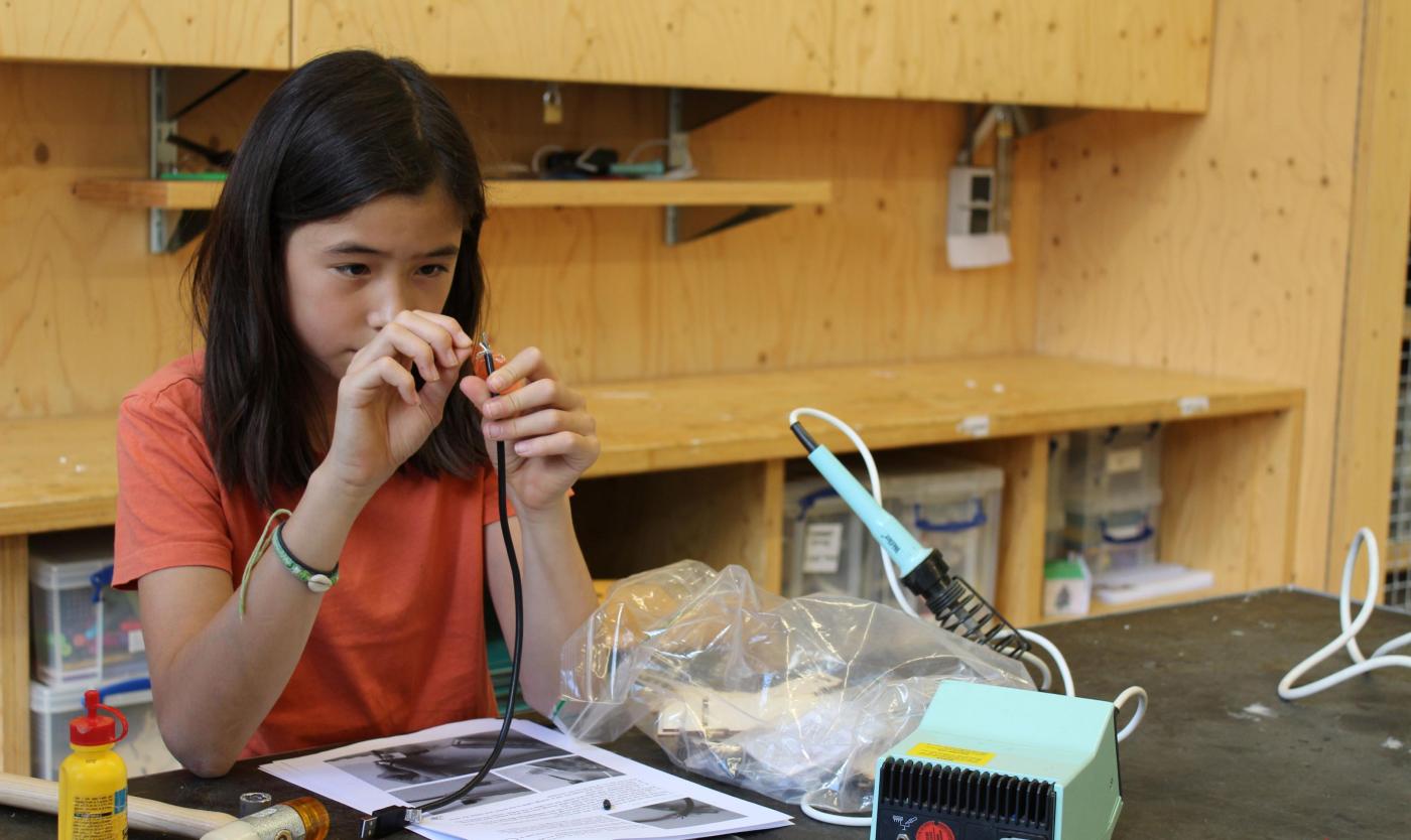 Kind ontdekt wetenschap dankzij STEAM Academie