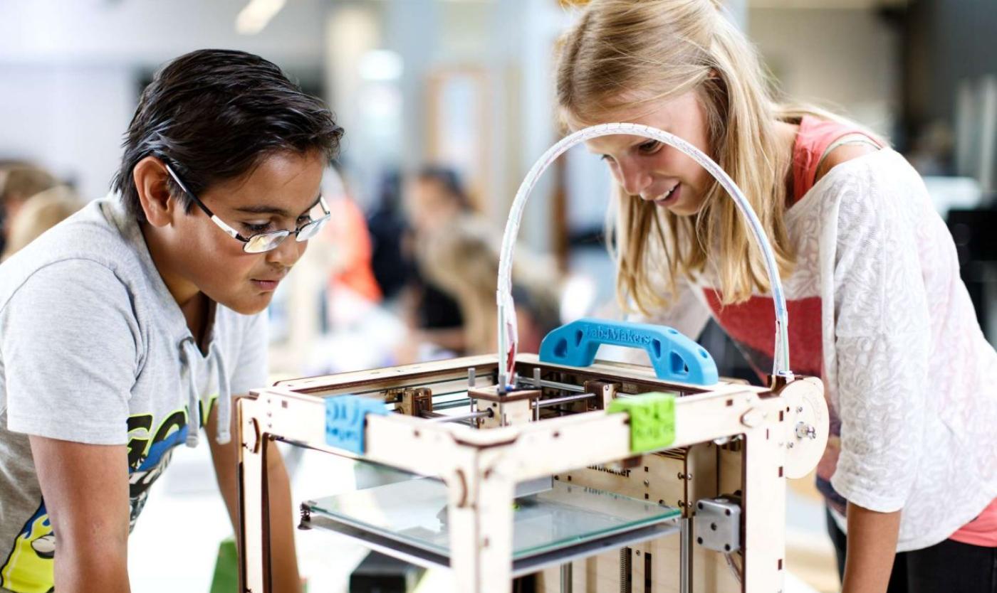 Jongen en meisje ontdekken wetenschap Jongen en meisje ontdekken wetenschap