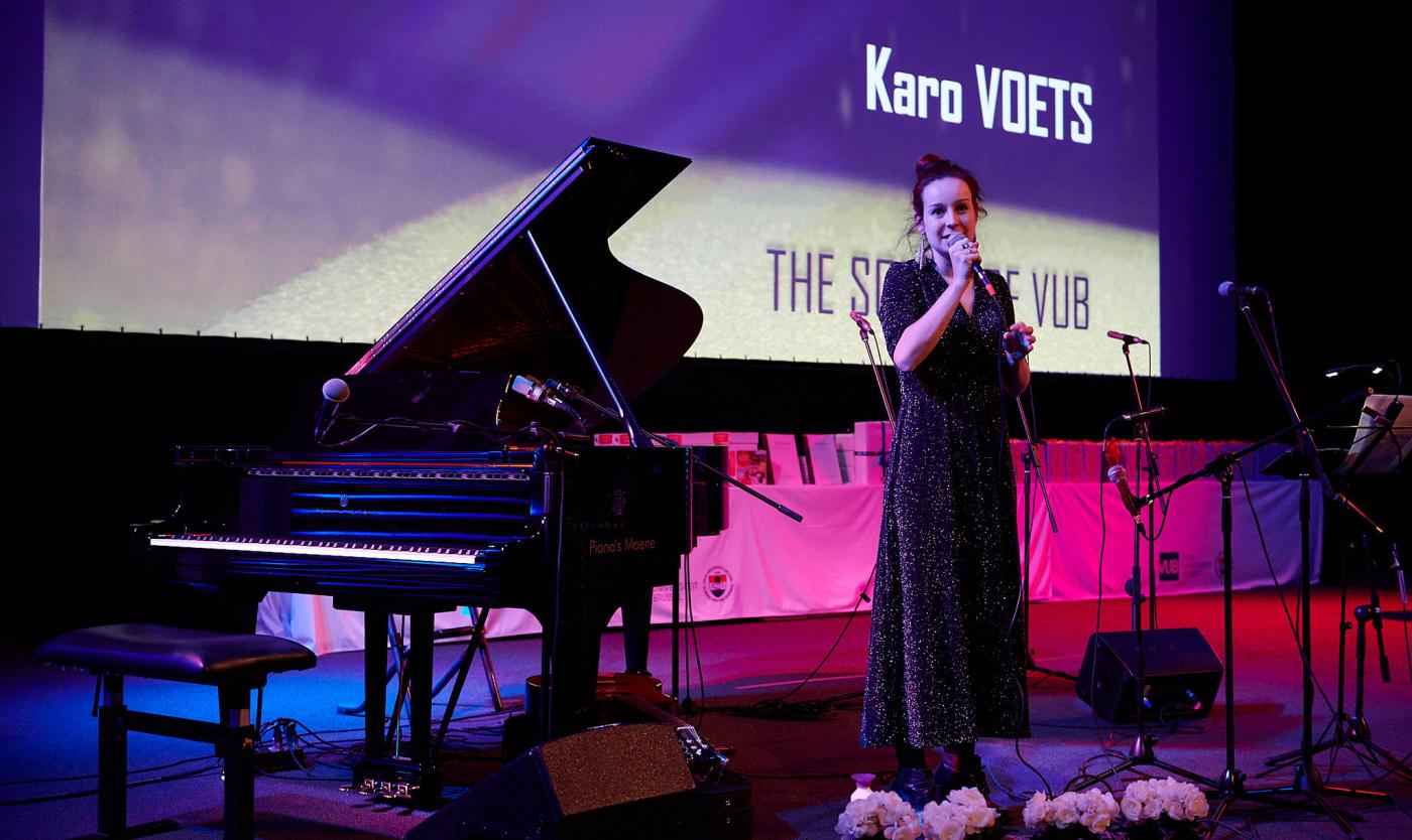 Nieuwjaarszitting Karo Voets zingt op de Nieuwjaarszitting in aula Q